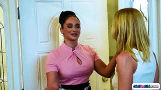 ���ატარა მკერდი, ქერა con artist პრეტენზია, რომ იყოს დიდი მკერდი milfs გაქცეული შეყვარებულები და აღმოაჩენს თავად, აბიტურიენტი, მისი სამი