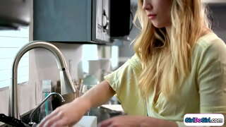 Иртә менән бәләкәй өйгә килеүе үҙе оло кызлары көллият менән блондинка ҡыҙ көллият, лескам билдәләү һәм уларҙы был секс.Ул үбешә, кейенә, уның йөҙө һәм оправа ҡуя һәм грустная красотки