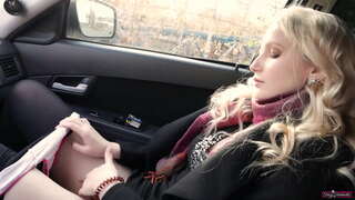 طالب علم لڑکی زور زور سے چیخ کے طور پر وہ cums کے بعد اس بلی مشت زنی.