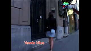 Barbie ataahua Hara Puru ki te tits tūturu eke tikaokao i roto i ngā tūranga katoa