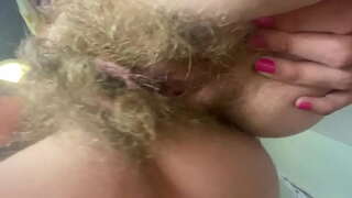 ���ຕັ້ນລໍາທີ່ມີຂົນແລກເລ່ນ