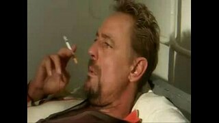 Стар човек чука младата школьницу