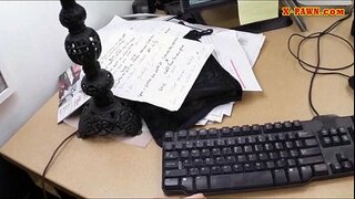 אחי עשה עסקה עם הוט עסקים אישה לה יש כסף.