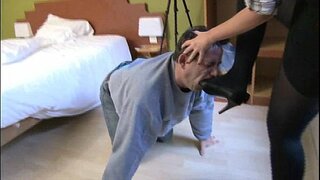 Mistress ukwenza yakhe indoda ngamakhoboka lick yakhe ephezulu heels izihlangu