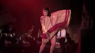 Ντάνι Diesel aka Ντανιέλ Κόλμπι εκτελεί με Bustout Burlesque Νέα Ορλεάνη