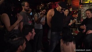 Euro bruna slave in alcuni bar fatto a leccare e succhiare il cazzo