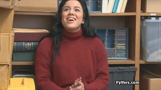 ���ੋਲਾਈਦਾਰ ਲੈਟਿਨ ਚੋਰ ਨੂੰ ਬੇਨਕਾਬ ਅਤੇ fucked ਕੇ ਕਾਮੋਤੇਜਤ ਗਾਰਡ