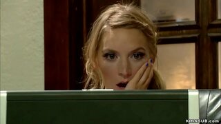 Blondīne teen Mona Velsā atrast porno filmu par viņas stepmom Simone Sonay internetā un pēc tam putukrējumu un anālais fucked viņas verdzība gulta