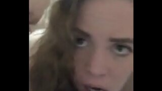 Slutwife deepthroats und nimmt anal creampie vor farting it out, während cumming