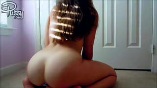 Dildo jebanje na tepihu kod kuće